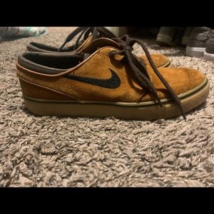 Nike SB tan shoes